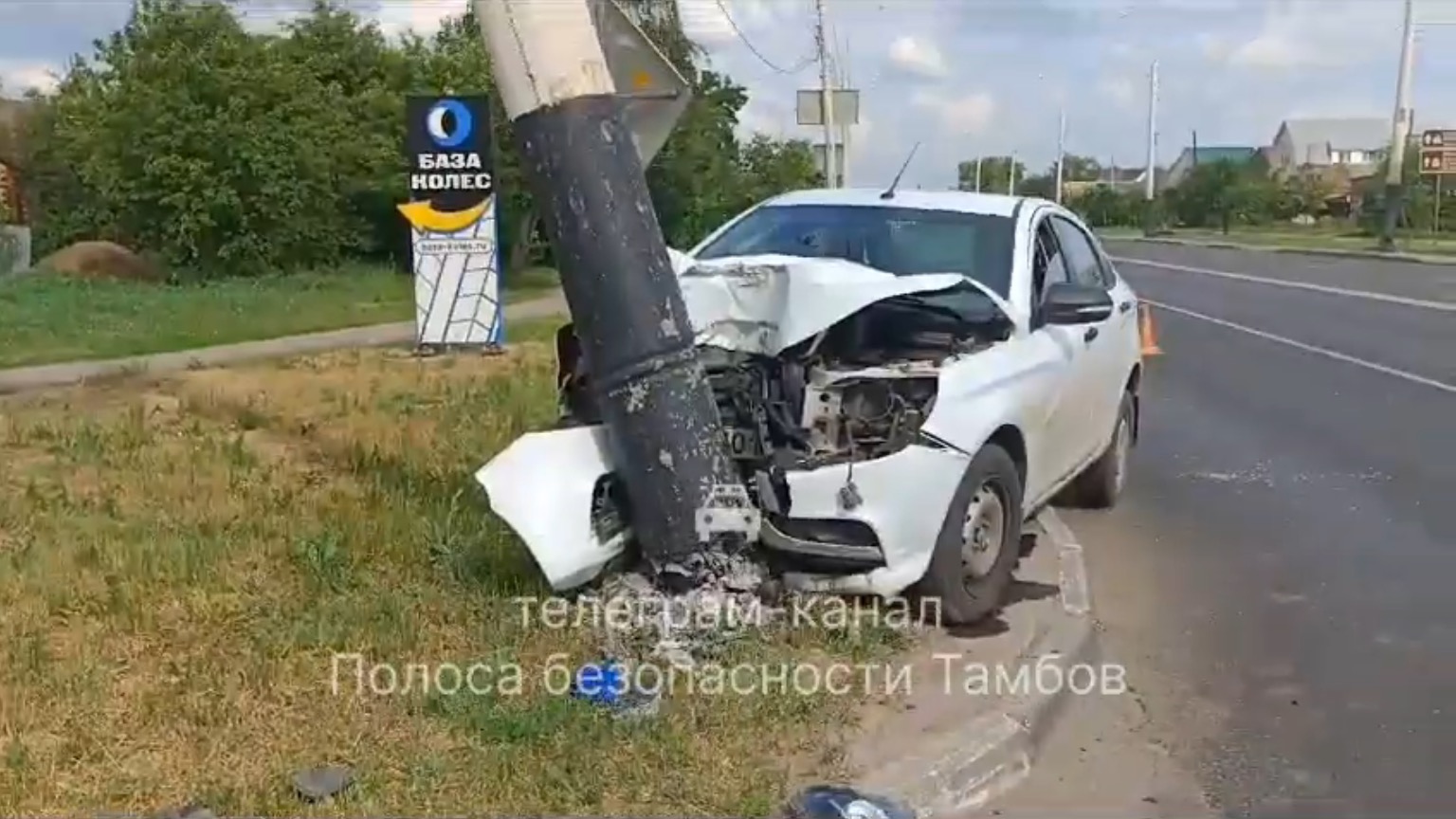 В Тамбове «Лада Веста» въехала в столб | 02.06.2024 | Тамбов - БезФормата