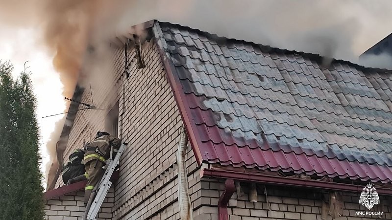 Под Тамбовом два дома охватило пламенем