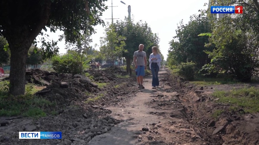 Рабочие продолжают ремонт дорожного покрытия на улице Юрия Гагарина