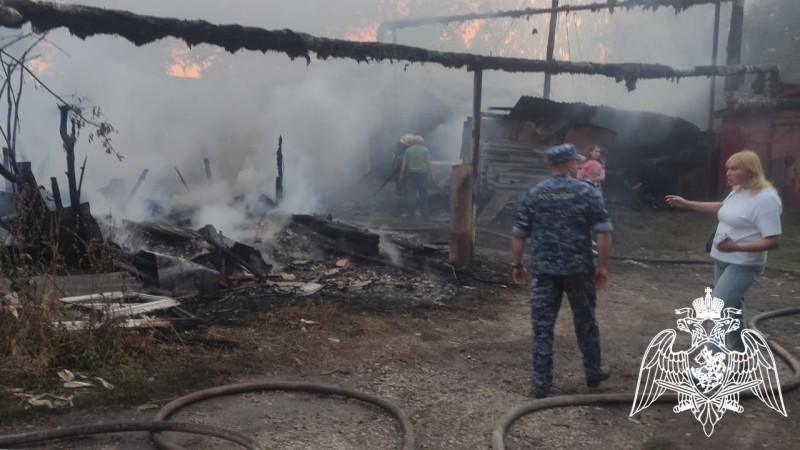 Росгвардейцы помогли жителям Моршанска спасти имущество из огня