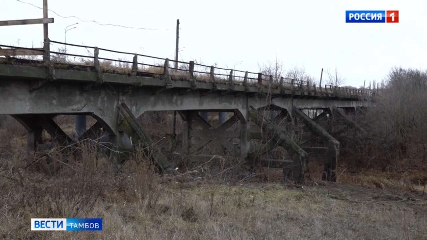 В Уварове разбирают старинный мост