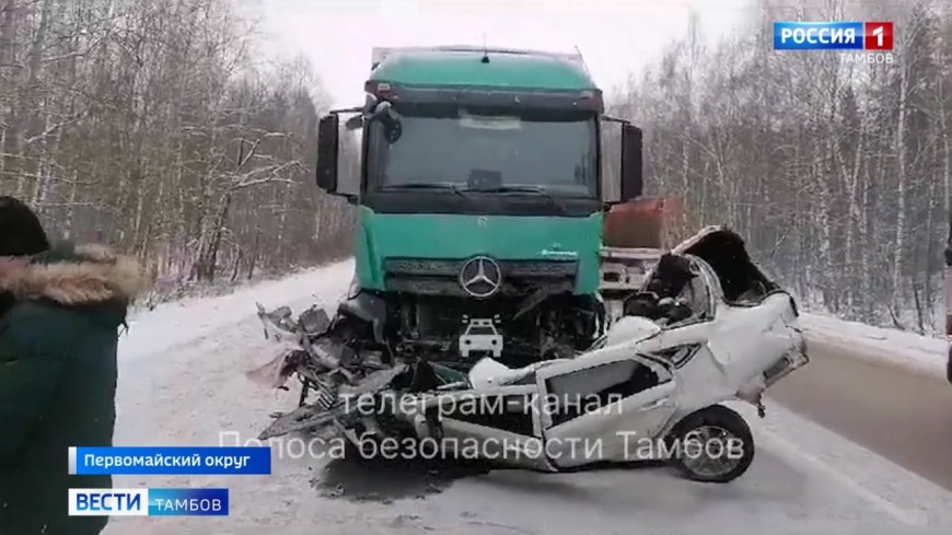 В Первомайском округе легковушка столкнулась с двумя фурами