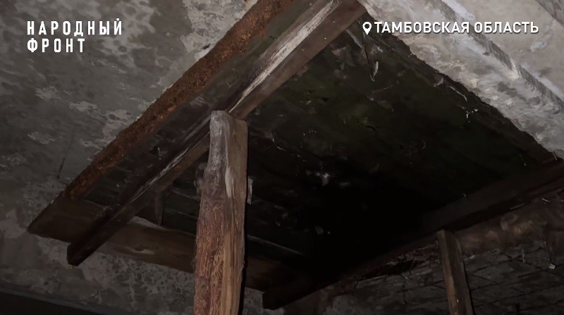 Вместо плиты покрытия на крыше тамбовской многоэтажки обнаружены прогнившие доски