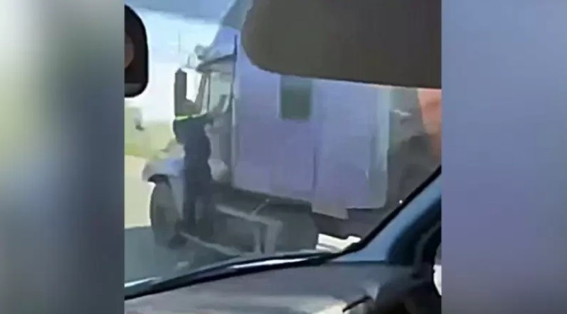 Вынесен приговор водителю, прокатившему инспектора Ространснадзора на подножке грузовика