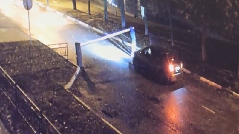 Неизвестные сломали шлагбаум рядом с «Усадьбой Асеевых» в Тамбове