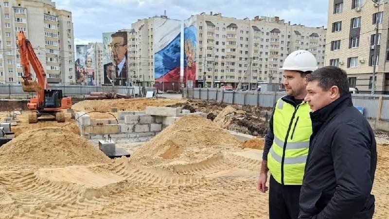 Евгений Первышов проверил ход строительства нескольких проблемных объектов региона