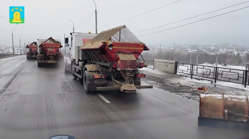 К усиленному режиму готовы: дорожные службы Тамбова расчищают город перед морозами