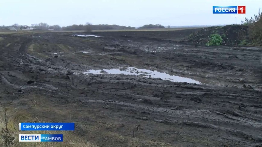По уши в грязи: жители деревни в Сампурском округе не могут добиться ремонта дорог