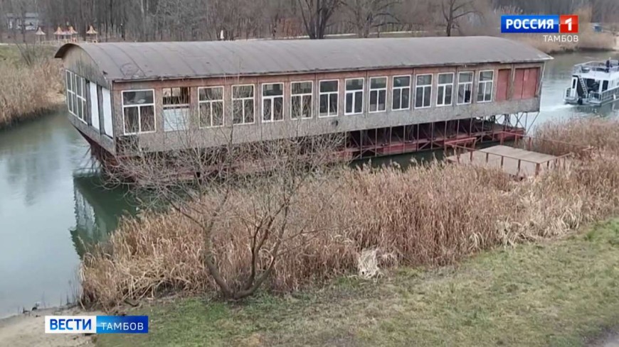 В Тамбове забуксовал плавучий павильон