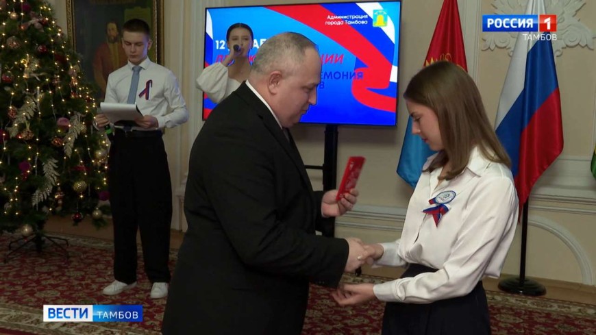 19-ти одаренным школьникам вручили первые паспорта