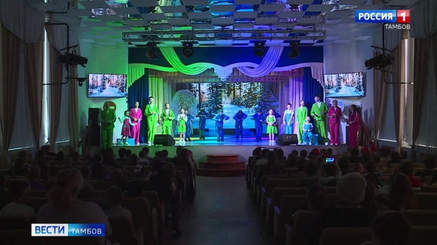 Артисты тамбовской филармонии показали спектакль «Дорога к Новому году»