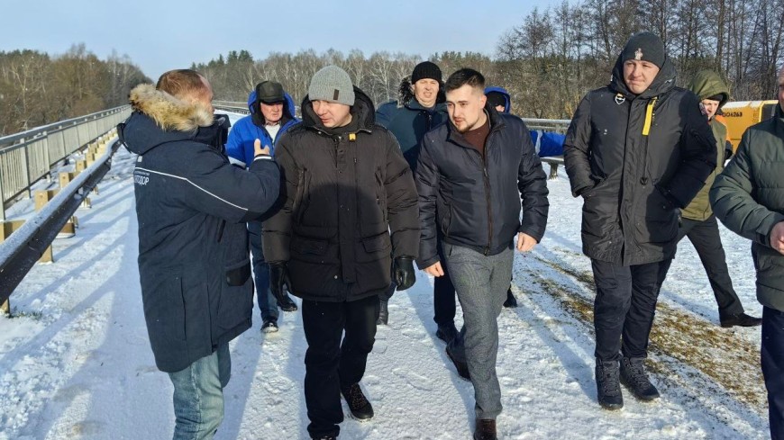 Евгений Первышов побывал на месте ремонта аварийного моста через реку Ворона