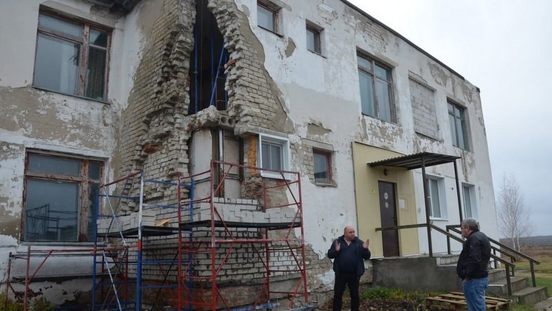 До зимних морозов в Чуево-Подгорном успели восстановить разрушенную стену школы