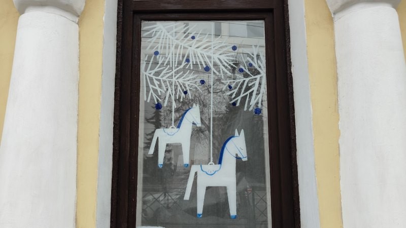 Вместо красной огненной — белая расписная: окна тамбовской художественной школы украсили к Новому году