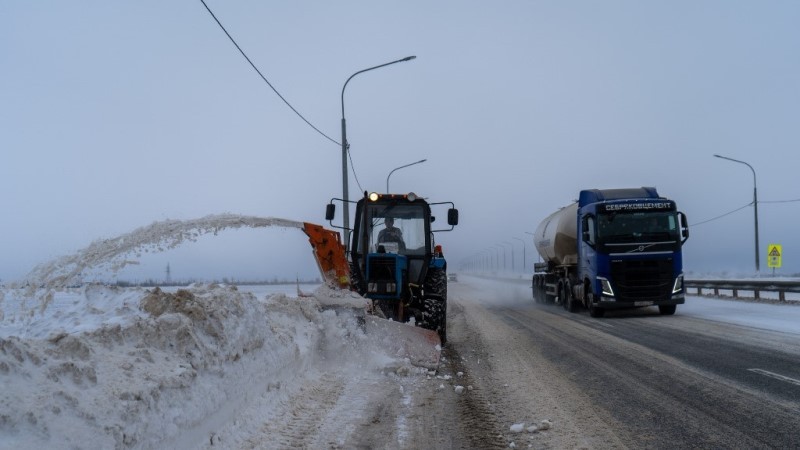 Более 50 единиц техники и 2 000 тонн реагента: как борются с гололёдом на федеральных трассах Тамбовской области