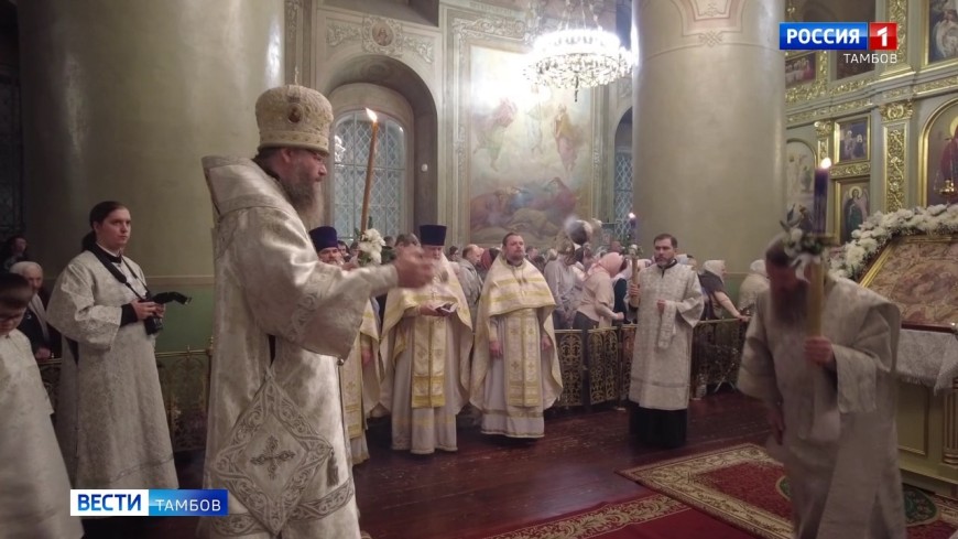 Праздник Рождества Христова собрал сотни верующих в Спасо-Преображенском кафедральном соборе Тамбова