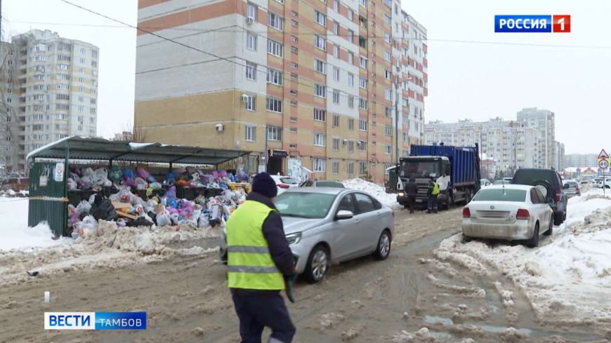 Припаркованные машины вновь усложняют вывоз мусора по Тамбову