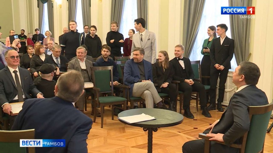 Евгений Первышов вручил награды коллективу Тамбовского драматического театра