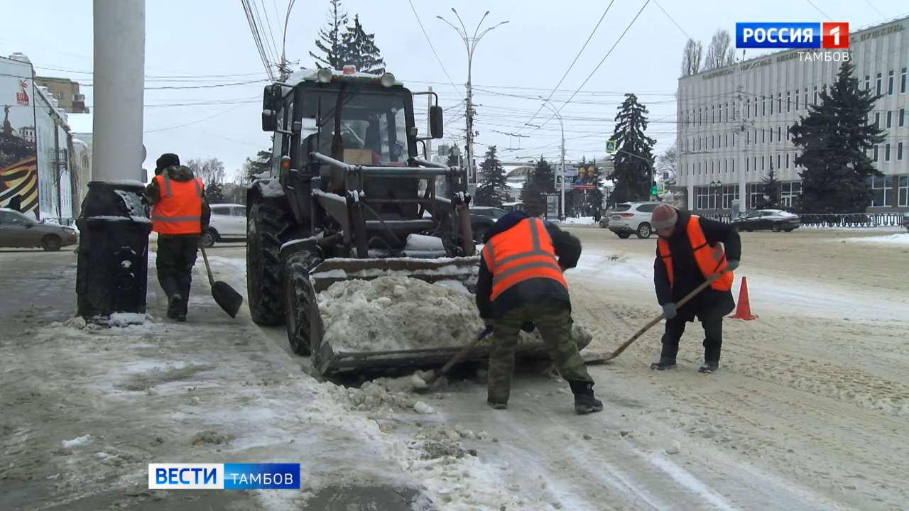 Борцы со снегом: как городские рабочие справляются со стихией?