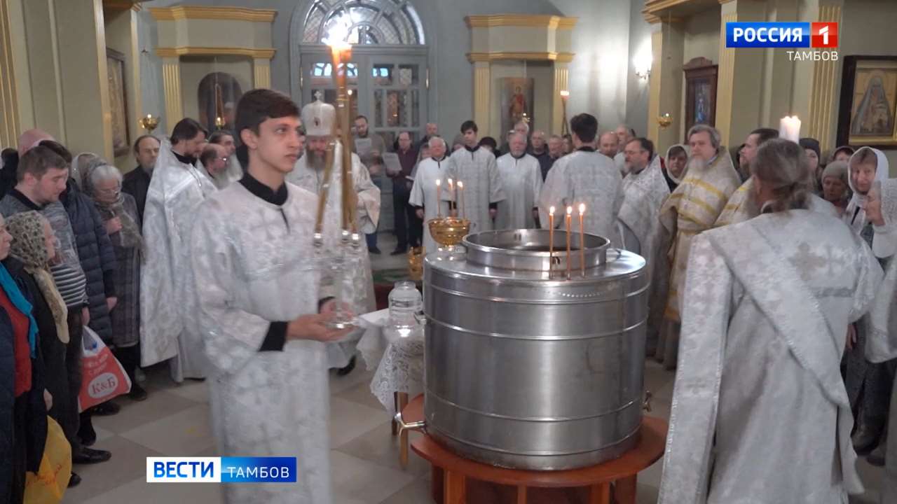Православные отмечают Крещение и запасаются особой водой