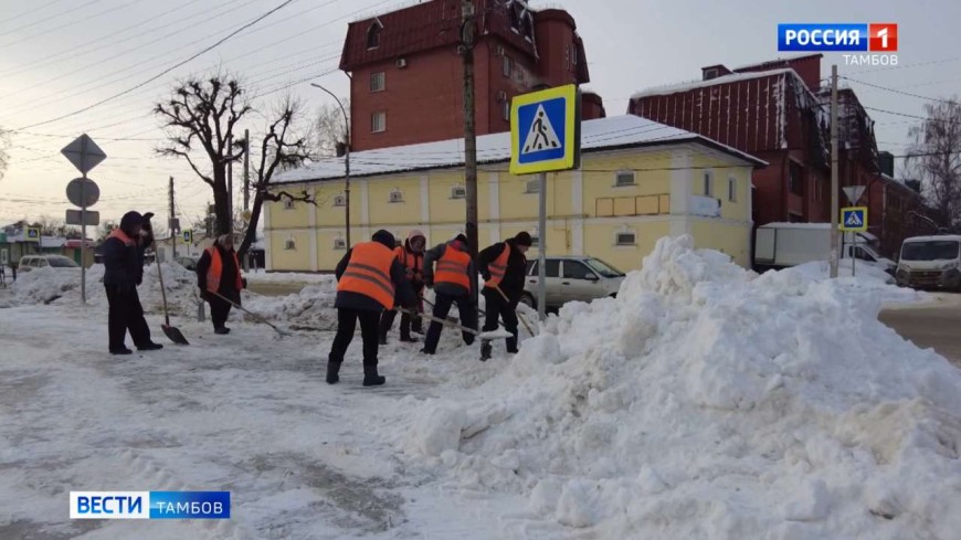 Дорожные рабочие продолжают разгребать последствия снегопадов
