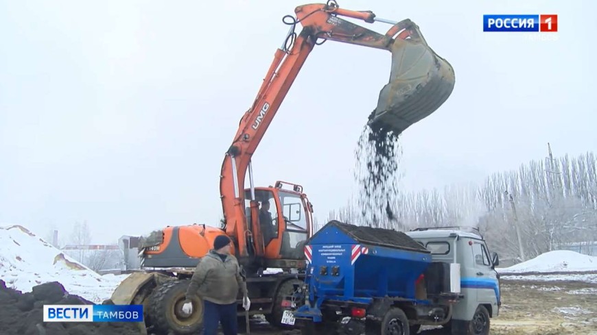 Чёрные комки на дорогах города - ни что иное, как техническая соль для обработки тротуаров