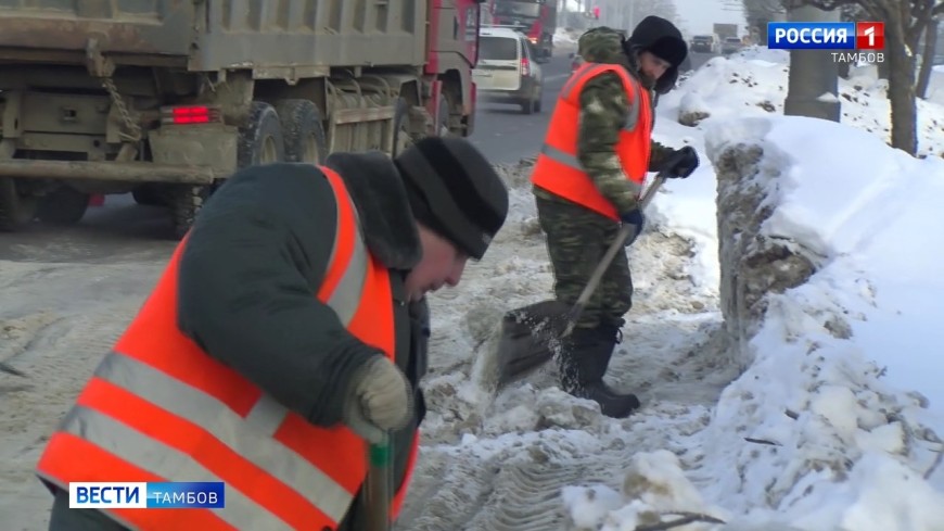 Тамбов продолжают очищать от снега: как вели работу на Авиационной?