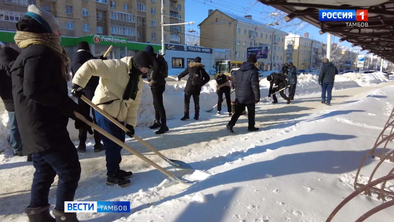 Снега хватит на всех: молодежь помогает в расчистке города