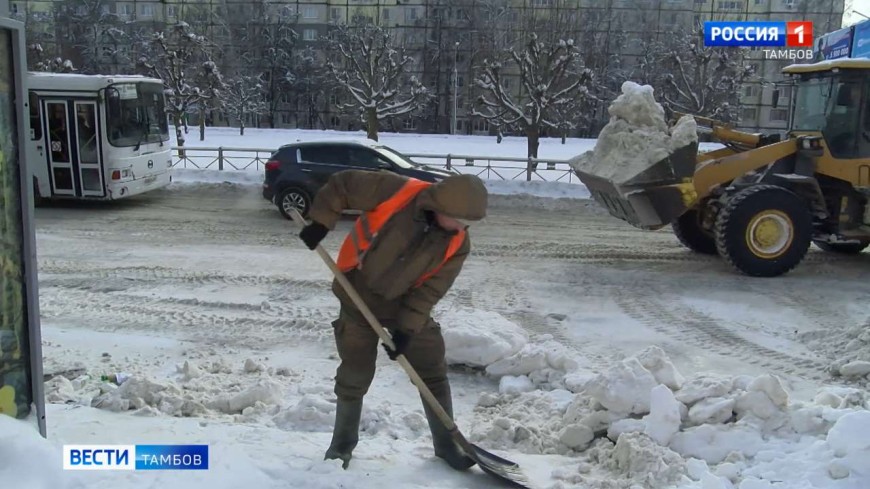 «Мы предполагали, что вообще с места не сдвинемся»: утрамбованный снег усложняют рабочим борьбу с сугробами
