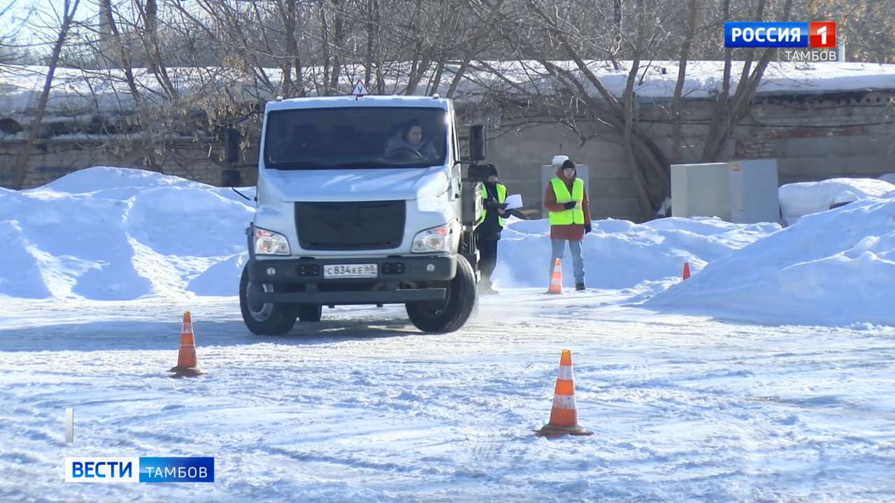 Маневры на льду: участники чемпионата «Профессионалы» водят грузовики