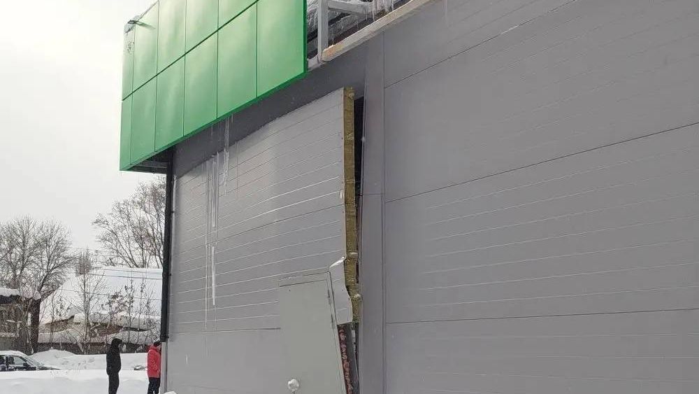 В Моршанске от веса снега деформировались стены и кровля магазина