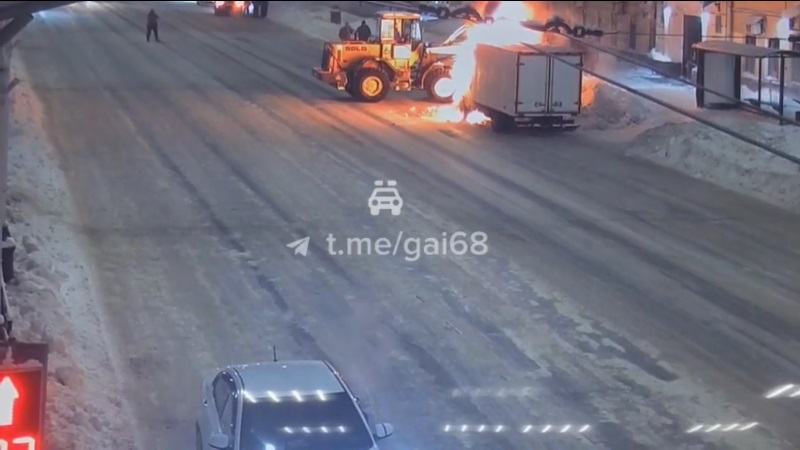 Ночное ЧП на Советской: тракторист засыпал снегом горящий автомобиль