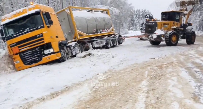 В районе Меховой фабрики затруднено движение транспорта