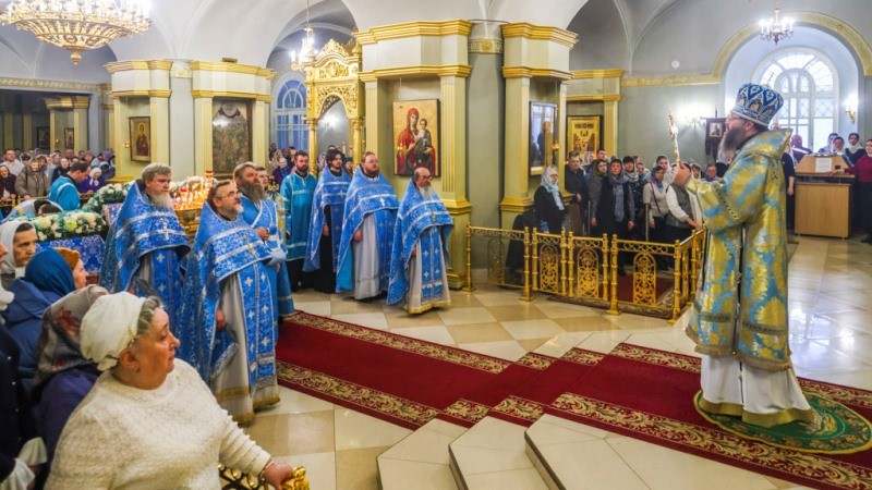 Митрополит Феодосий совершил литургию в Спасо-Преображенском соборе на Сретение Господне