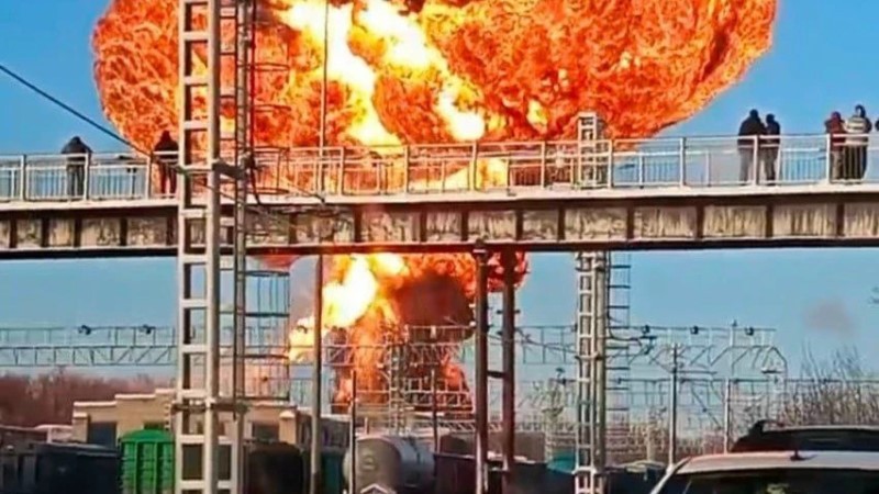 ЧП на железной дороге в Мичуринске: из-за схода вагонов загорелись цистерны с горючим, возбуждено уголовное дело