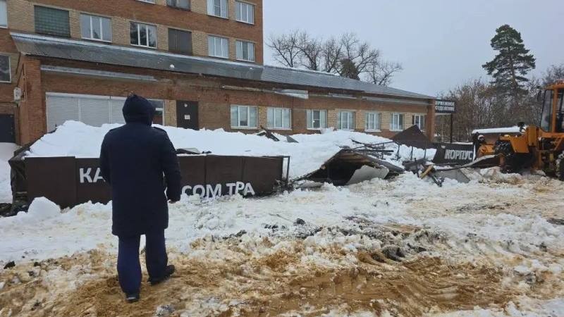 Из-за потепления участились случаи падения снега и сосулек с крыш