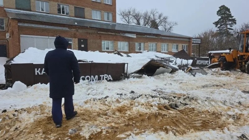 В Котовске рухнул козырёк больницы из-за снега и наледи