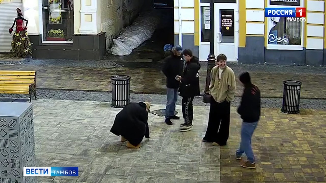 Полицейские устанавливают вандала, который оставил граффити на тамбовском «Арбате»