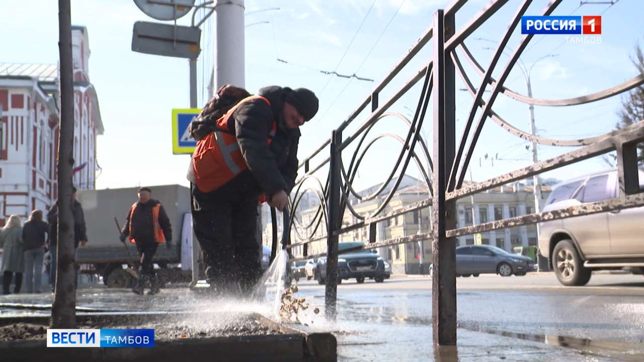 Тротуары принимают холодный душ после зимы