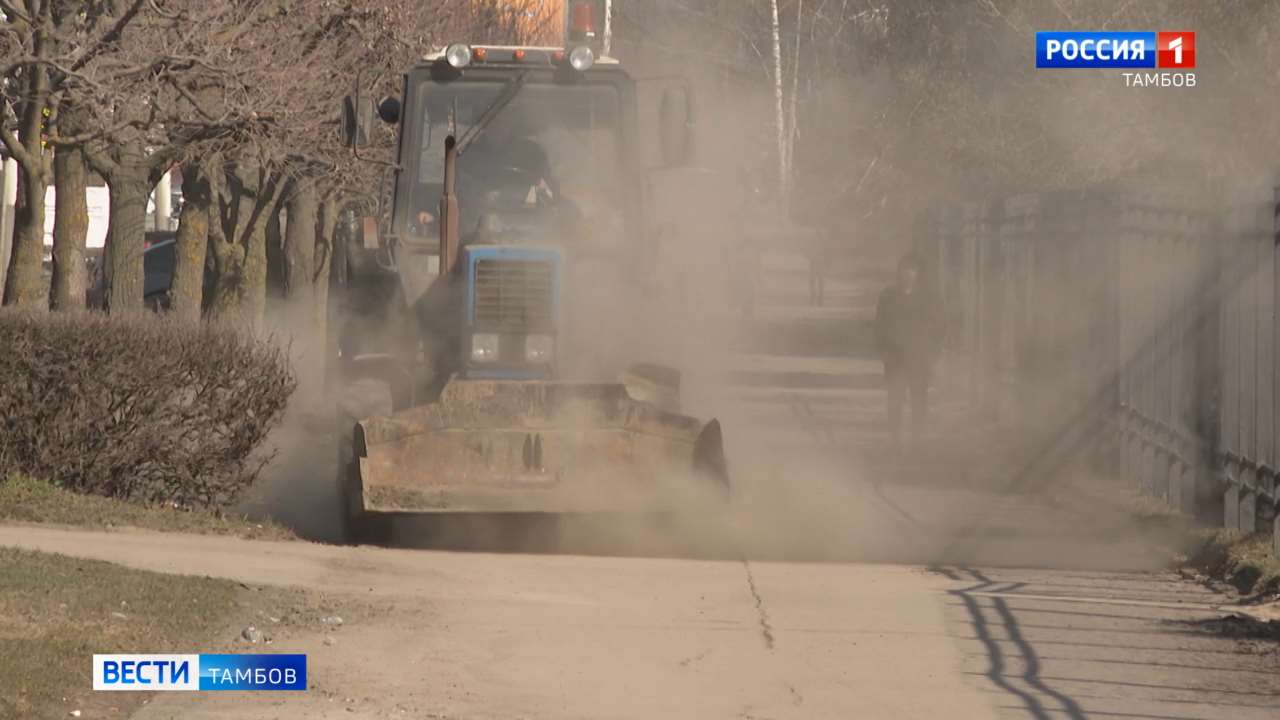 Город в дымке: уборка улиц поднимает в воздух тучи пыли