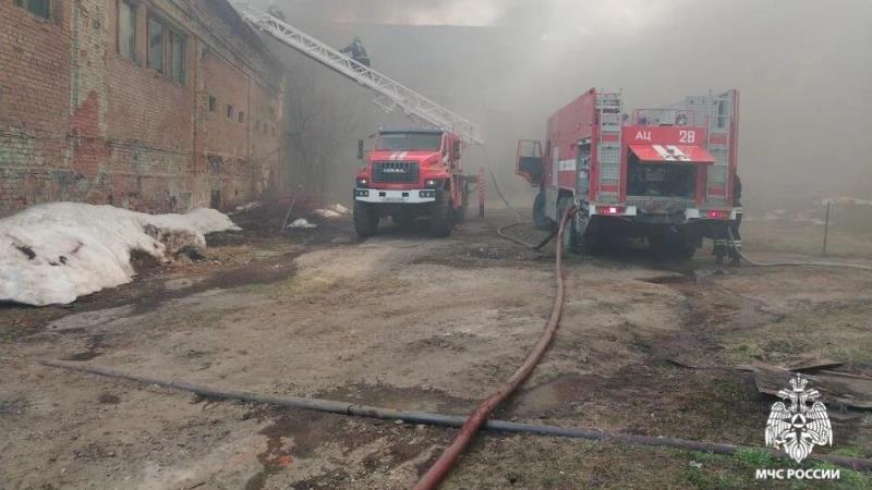 В Моршанске тушат крупный пожар на суконной фабрике В Моршанске тушат крупный пожар на суконной фабрике