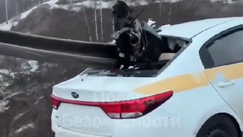 В Кирсановском округе иномарка налетела на отбойник и «нанизалась» на него, как шашлык на шампур В Кирсановском округе иномарка налетела на отбойник и «нанизалась» на него, как шашлык на шампур