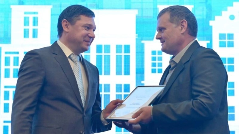 Евгений Первышов поздравил работников ЖКХ и бытового обслуживания с профессиональным праздником