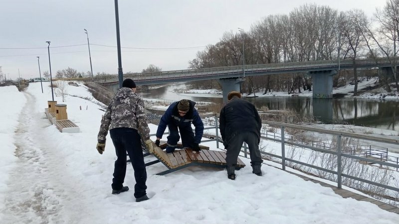 В Моршанске вандалы повредили лежаки на недавно благоустроенной набережной