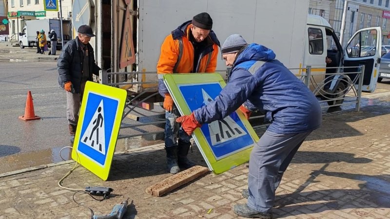 В Тамбове рабочие обновляют дорожные знаки