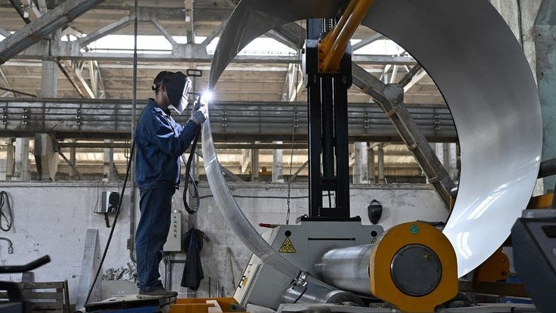 Среднемесячная зарплата в обрабатывающих производствах области увеличилась на 19%