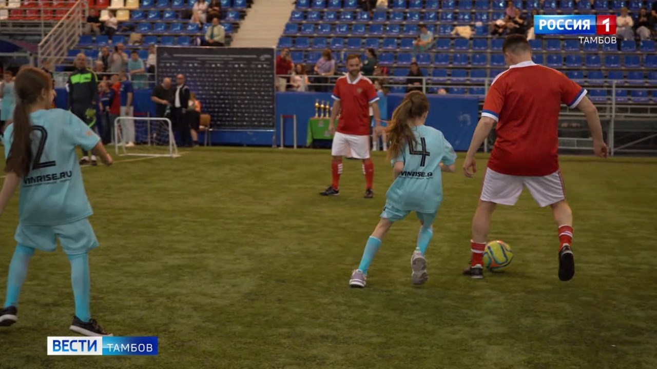Футбол без границ: легенды спорта встретились с юными тамбовскими игроками