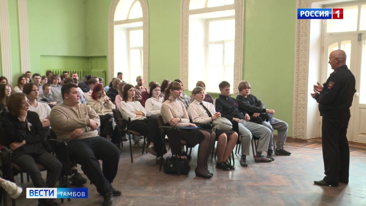 В Кооперативном техникуме студентам напомнили о безопасности на дорогах