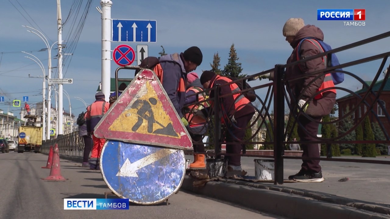Чистим, моем, красим. Дирекция городских дорог завершает покраску ограждений в центре города