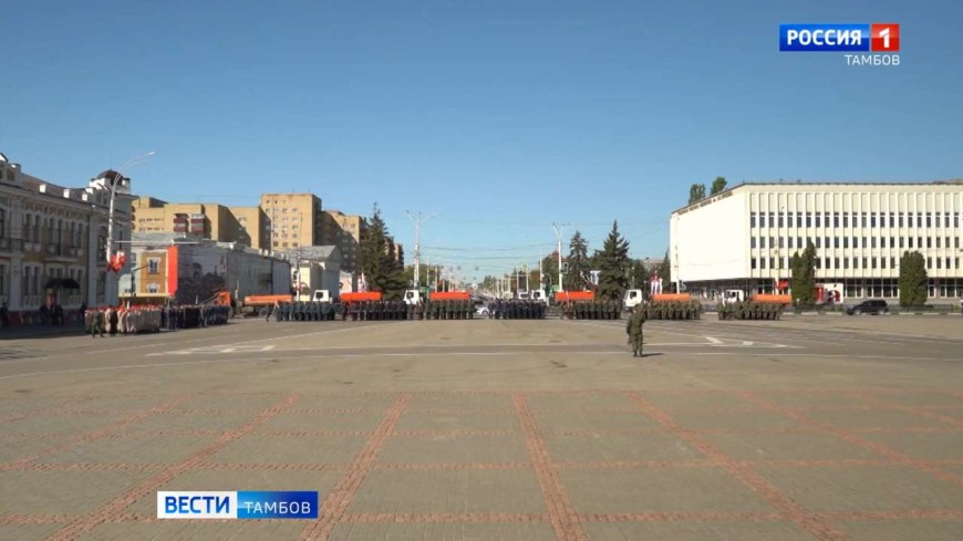 На площади Ленина репетируют торжественное прохождение войск Тамбовского гарнизона